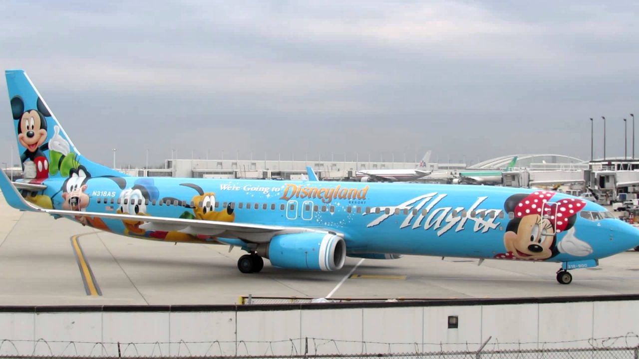 Spirit of Disneyland® II Alaska Airlines Boeing 739 taxies to Gate L1 O'Hare Int'l [10.25.2012]