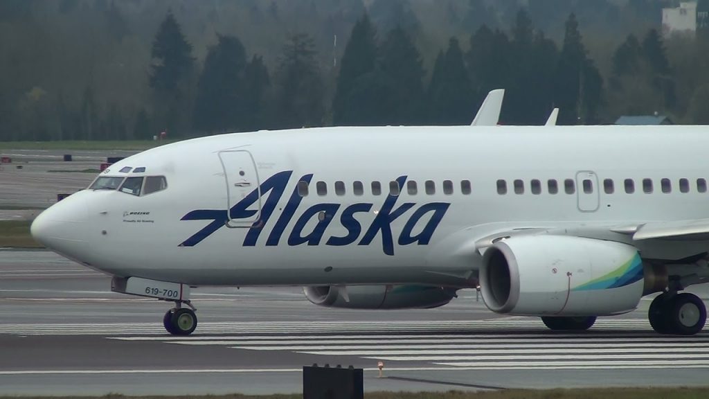 Alaska Airlines 737-700 [N619AS] Takeoff Portland Airport (PDX)