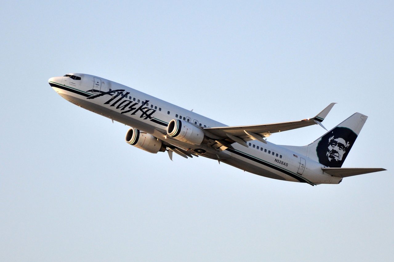 Alaska Airlines Boeing 737-800 N528AS taking off from LAX