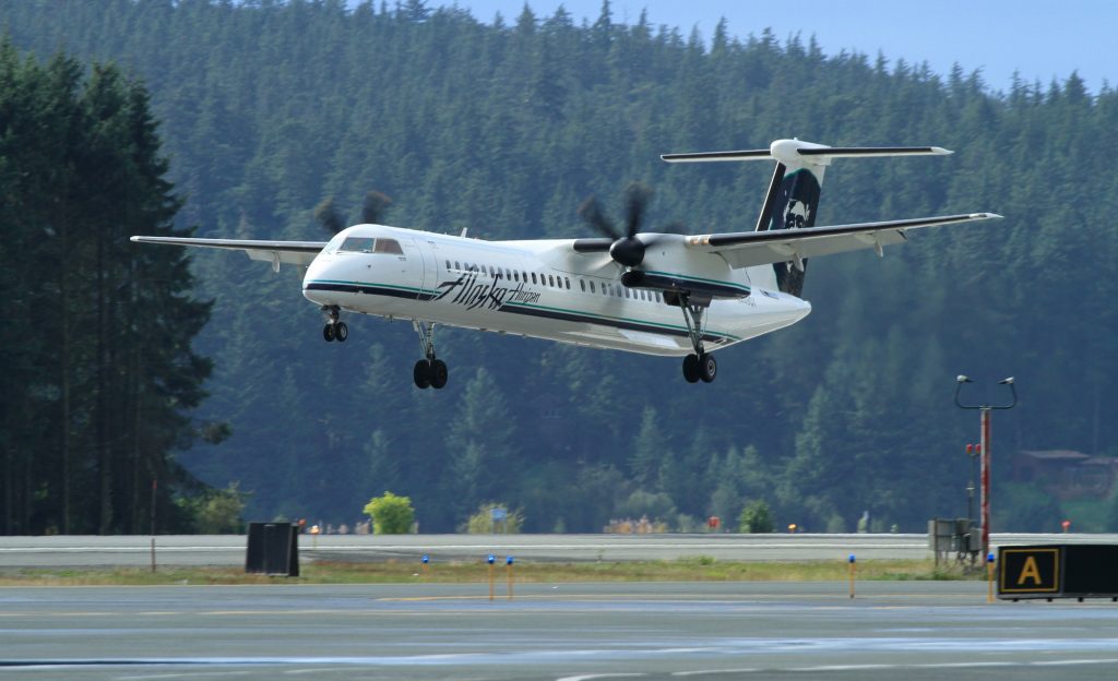 Alaska Airlines Bombardier Dash 8-Q400 landing in its namesake state - Photo- AirlineReporter.com