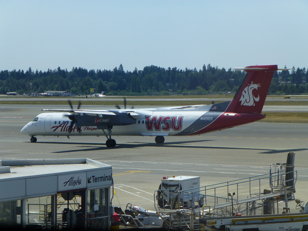 Alaska Airlines (Horizon) WSU Cougars Livery Bombardier Q400 Plane
