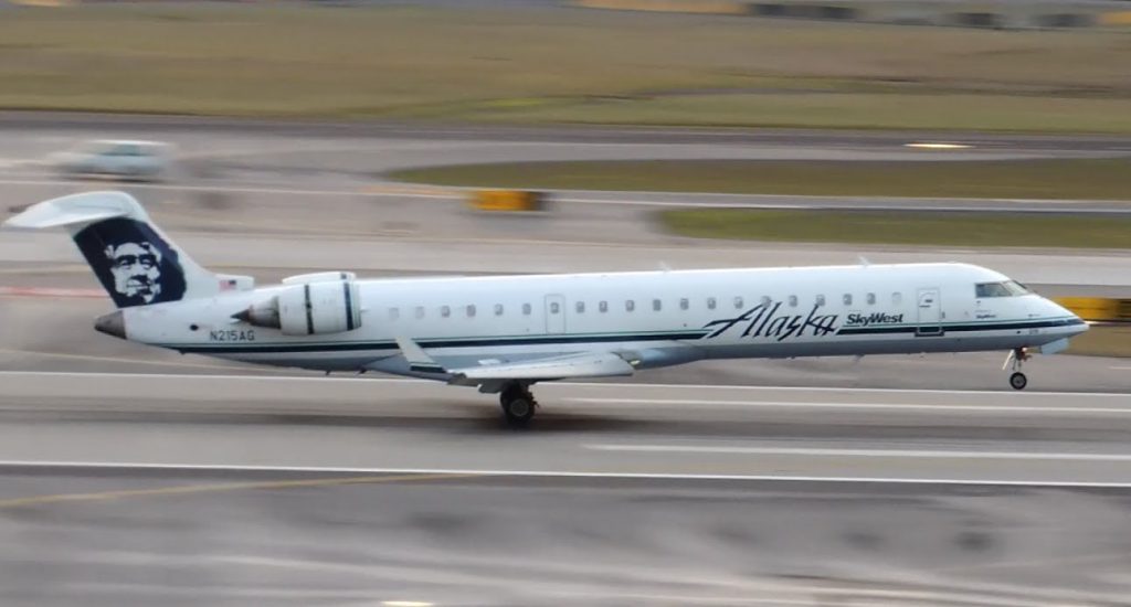Alaska Airlines (SkyWest) Bombardier CRJ-700 [N215AG] landing in PDX
