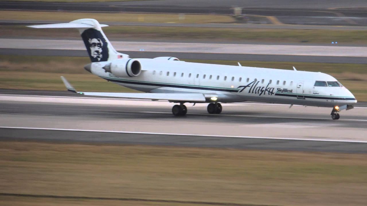 Alaska Airlines (SkyWest) Bombardier CRJ-700 [N215AG] takeoff from PDX