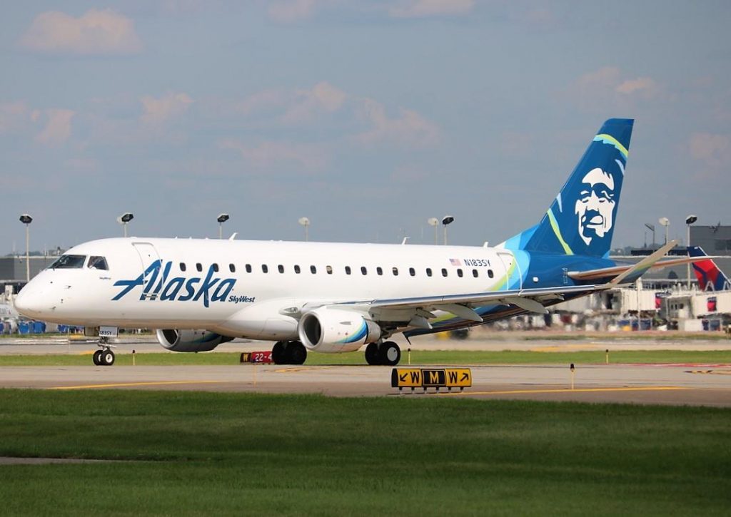 Alaska Airlines (SkyWest) Embraer 175 taxiing at KMSP Minneapolis−Saint Paul International Airport