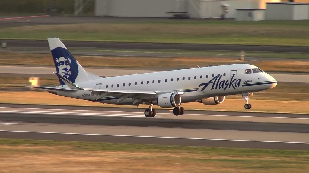 Alaska Airlines (SkyWest) Embraer ERJ-175 [N170SY] Landing Portland Airport (PDX)