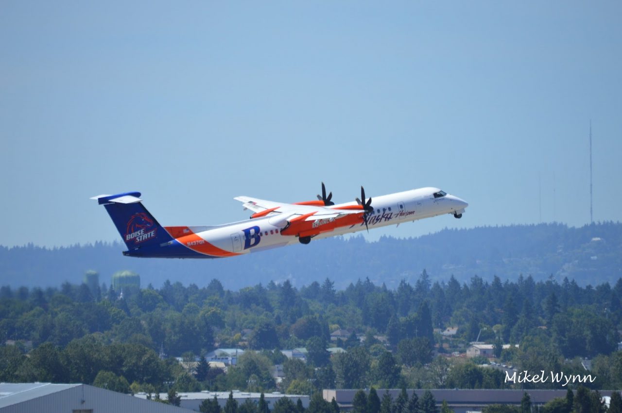 Alaska Horizon Air Bombardier DHC-8-402 Dash 8 Q400 (N437QX) in Boise State University Broncos colors climbing away @Mikel Wynn