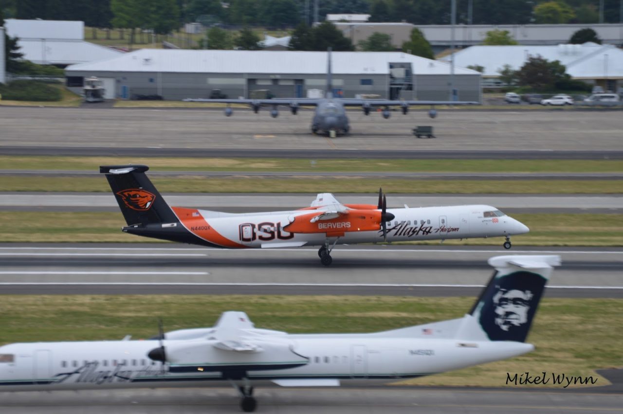 Alaska Horizon Air Bombardier DHC-8-402 Q400 (N440QX) in the Oregon State University Beavers livery departing on 28L as QXE2095 for Medford @Mikel Wynn
