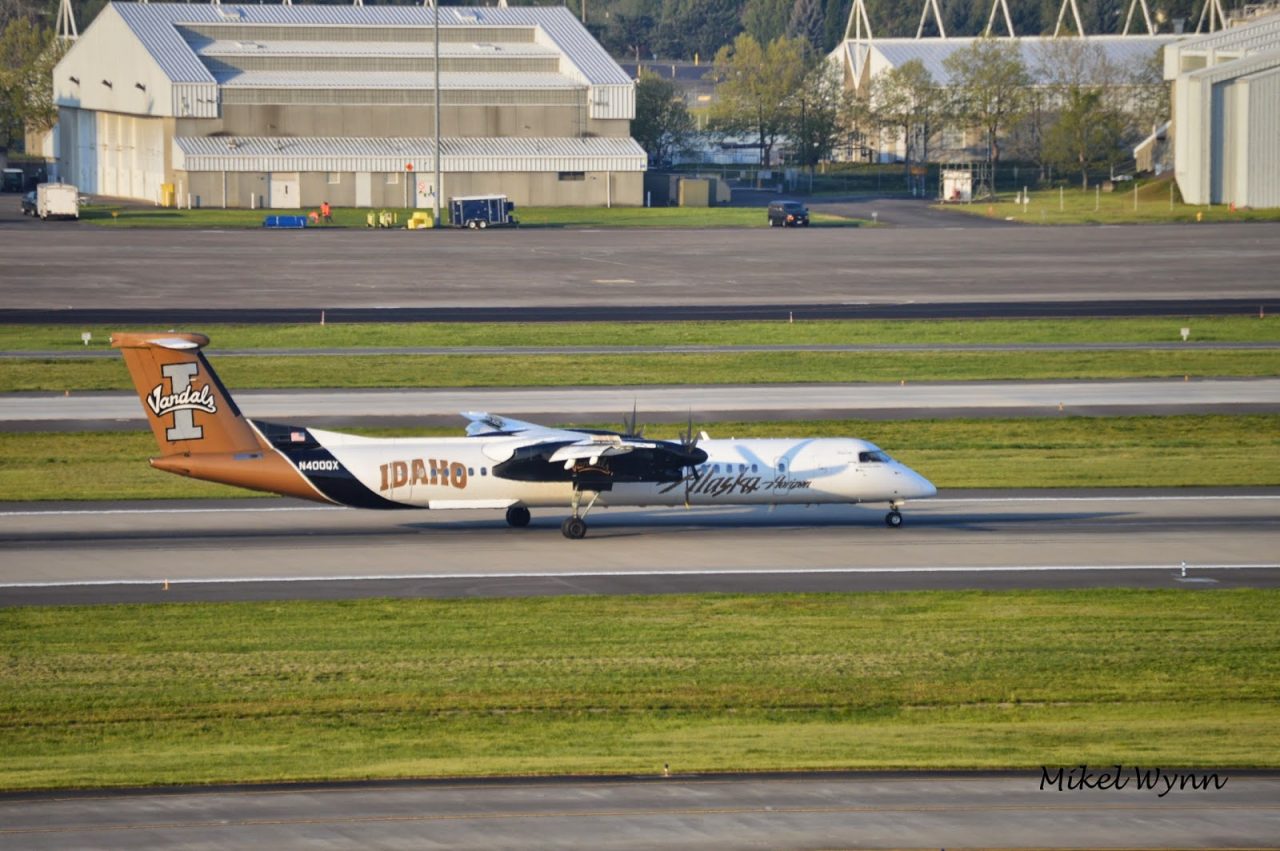 Alaska Horizon Air Bombardier Dash 8 DHC-8-401 Q400 (N400QX) in University of Idaho Vandals livery slowing down upon arrival on 28L @Mikel Wynn