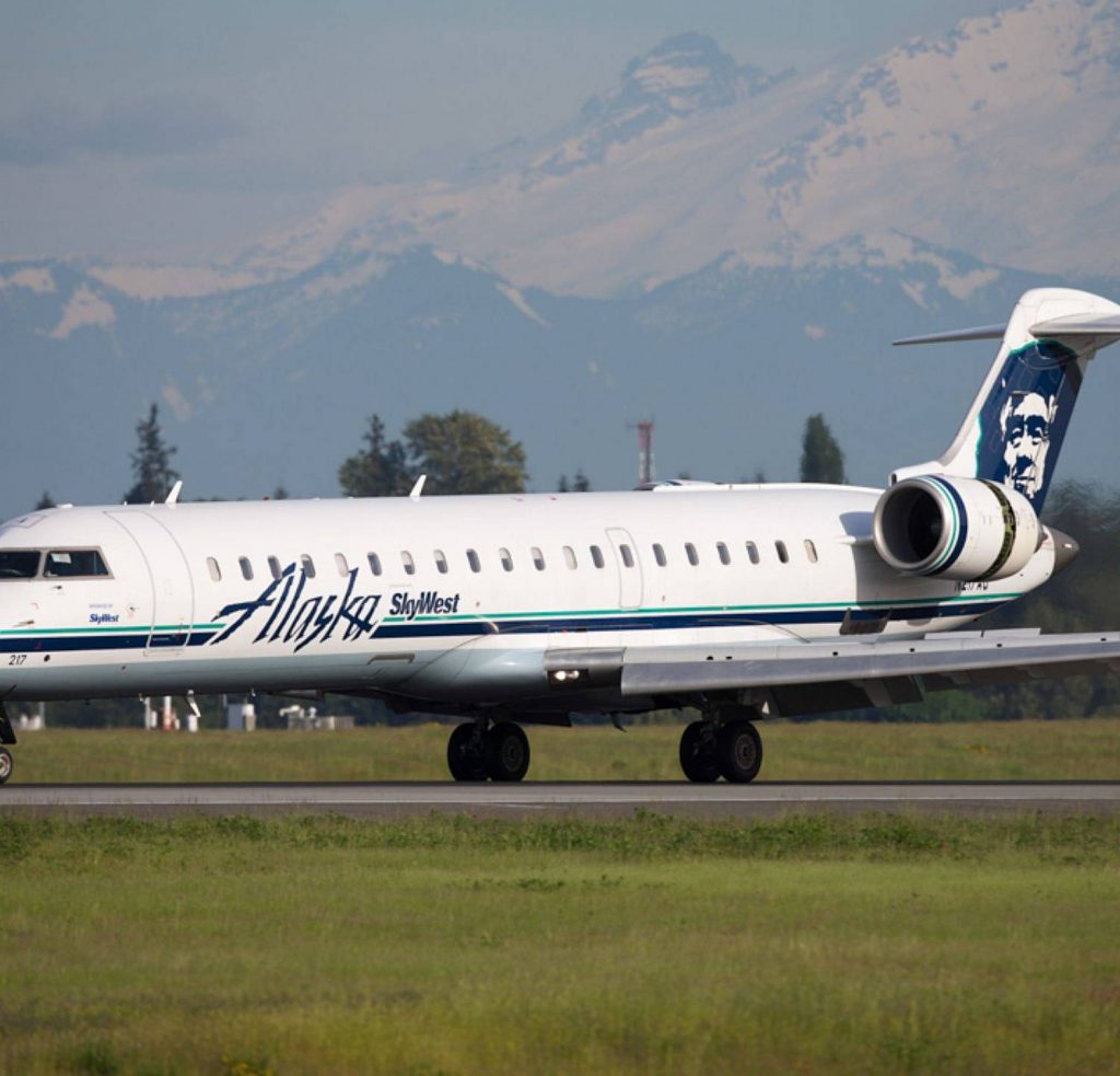 An Alaska Airlines Bombardier CRJ-700 lands at SeaTac International Airport in May 2017. Jeremy Dwyer-Lindgren