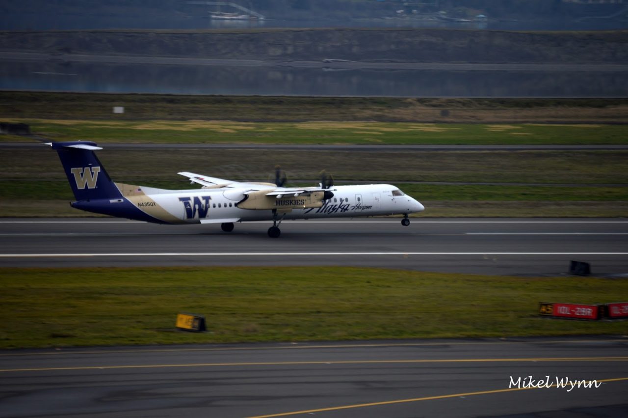 Horizon Air (d:b:a Alaska Airlines) Bombardier DHC-8-402 Dash 8 Q400 (N435) in the University of Washington Huskies livery departing on 10L as QXE2018 @Mikel Wynn