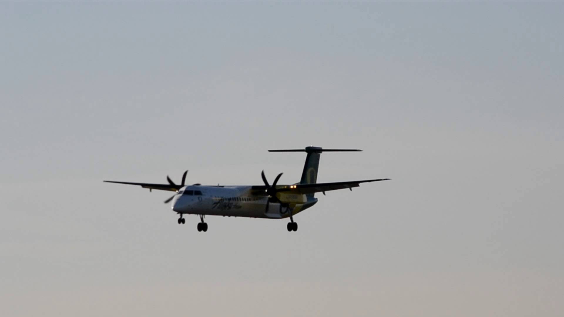OREGON DUCKS! Alaska:Horizon Bombardier Dash 8-400 [N407QX] lands in Portland