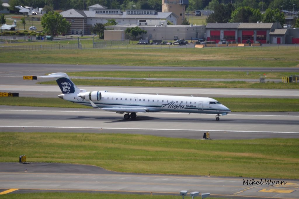 SkyWest Airlines (d:b:a Alaska Airlines) Bombardier CL-600-2C10 CRJ-700 (N217AG) arriving on 28L as SKW3465 from Ontario, CA @Mikel Wynn