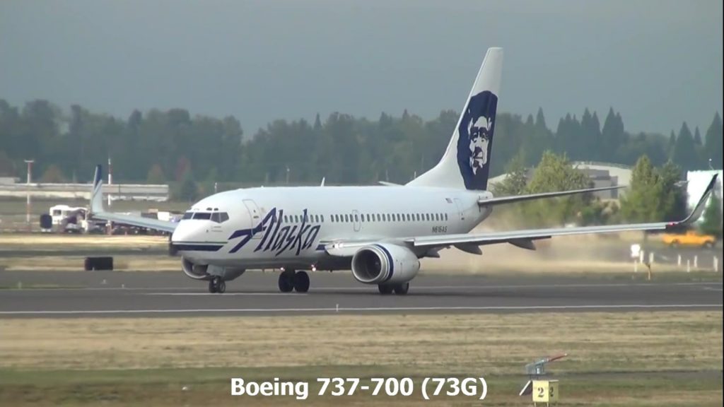 alaska airline narrow body boeing 737-700