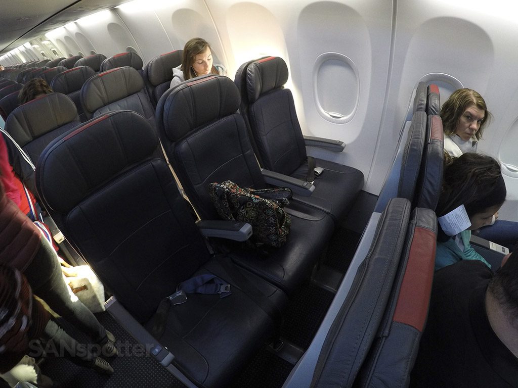 American Airlines 737-800 Main Cabin Extra seats photos @SANspotter