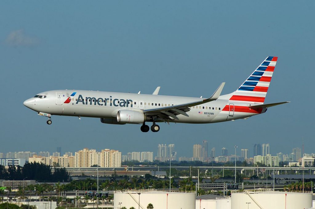 American Airlines Boeing 737-800 N930NN Short Final, MIA