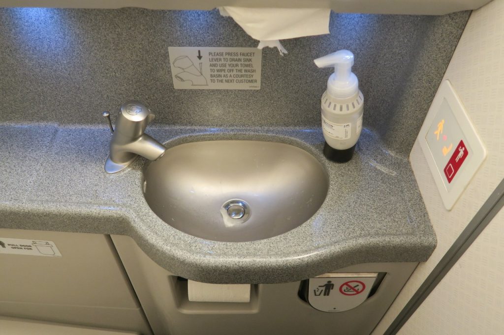 American Airlines Boeing 757-200 Business class lavatory