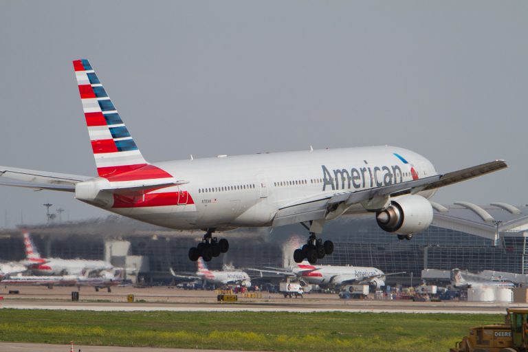 American Airlines Boeing 777-200(ER) N781AN touchdown at DFW Airport ...