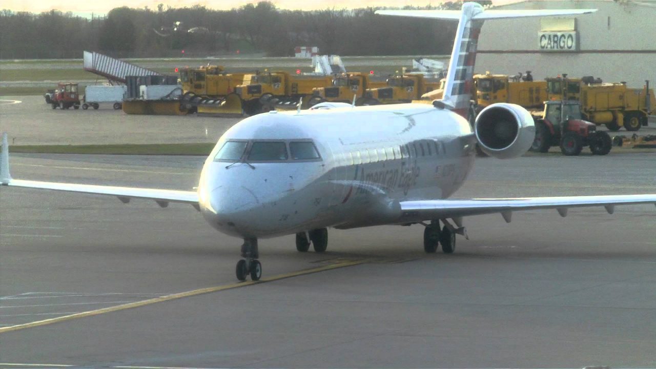 American Eagle Airlines Bombardier CRJ-200 Taxiing SDF