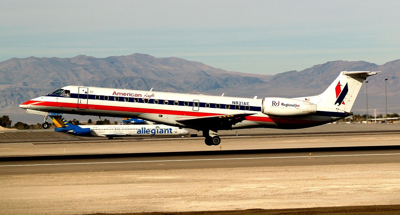 American Eagle Airlines Regional Jet Embraer ERJ-145LR N821AE