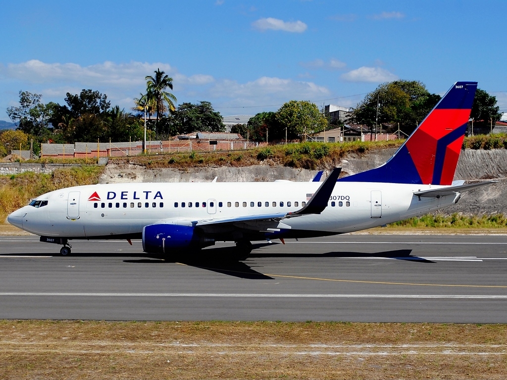 Boeing 737-732 N307DQ Delta Air Lines taxiing at Tegucigalpa Toncontin Int'l - MHTG, Honduras