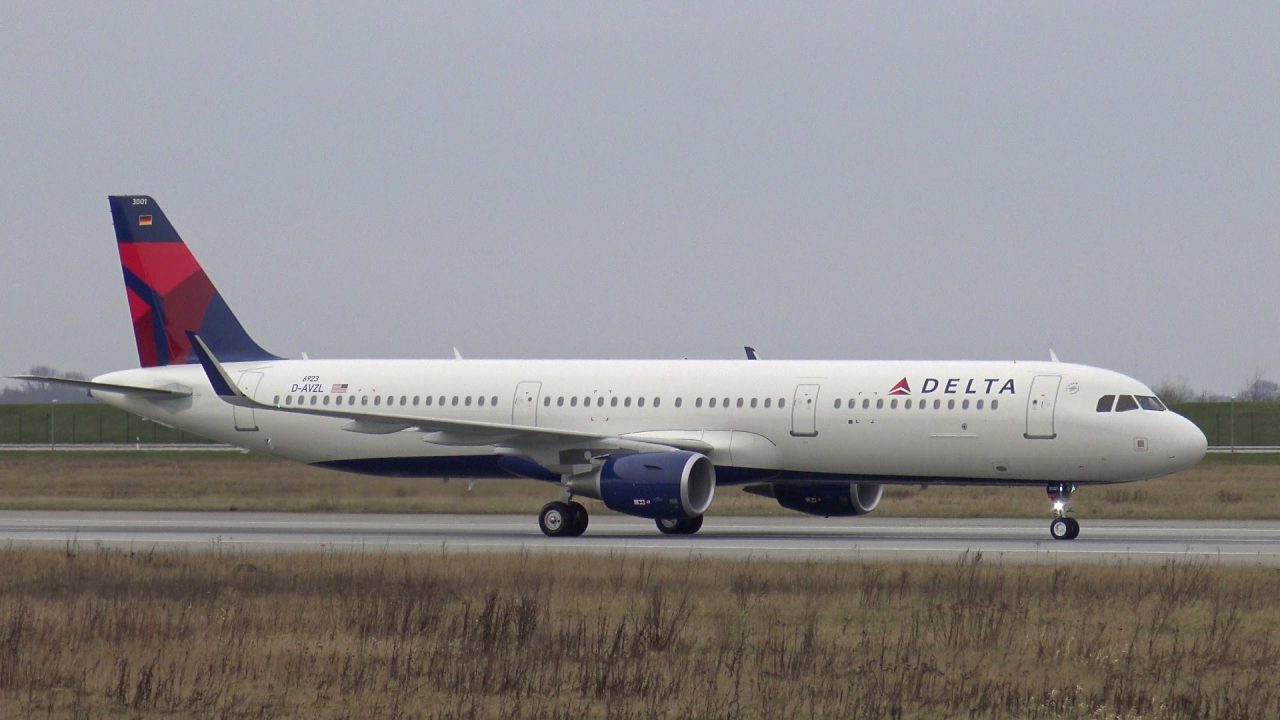 DELTA AIR LINES Airbus A321-200 D-AVZL | Takeoff & Landing at Hamburg Finkenwerder Airport