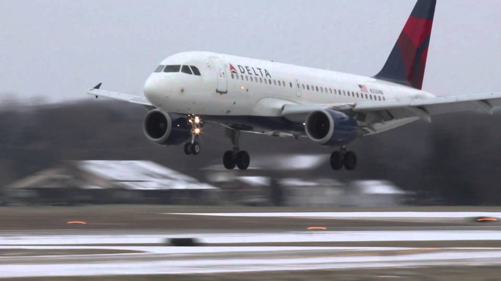 Delta Air Lines Airbus A319-100 N330NB Landing Oakland County Airport