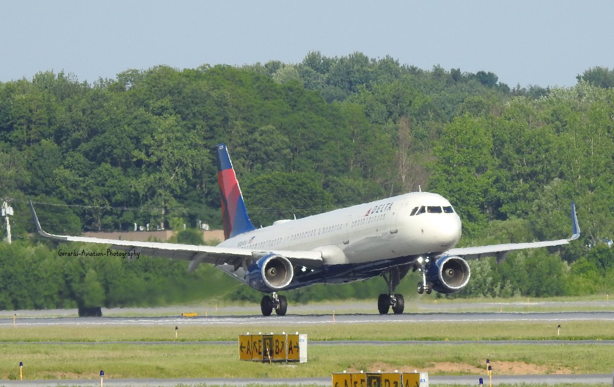 Delta Air Lines Airbus A321-200 N324DX Landing at Syracuse Hancock International Airport from Minneapolis–Saint Paul International Airport