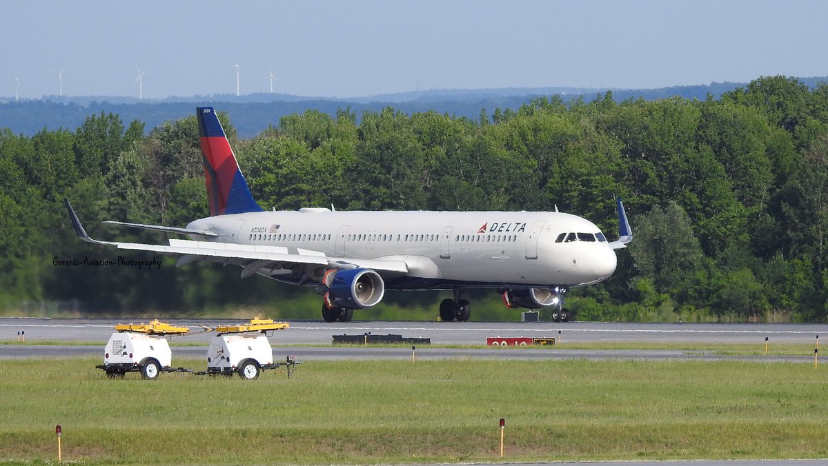 Delta Air Lines Airbus A321-200 N324DX Taxiing after departing at Syracuse Hancock International Airport