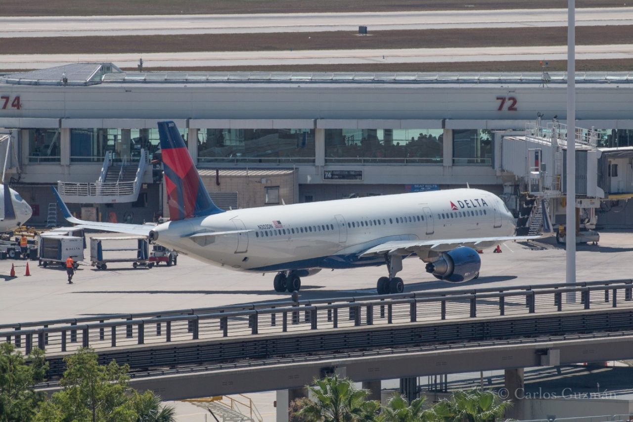 Delta Air Lines Airbus A321-211(SL) (N303DN) at Salt Lake City Intl (SLC) @Carlos Guzman