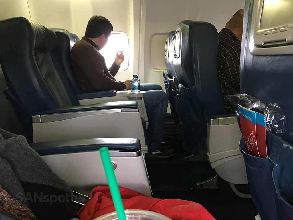 Delta Air Lines Aircraft Boeing 737-800 First Class Seats Row Pitch Legroom Photos @SANspotter