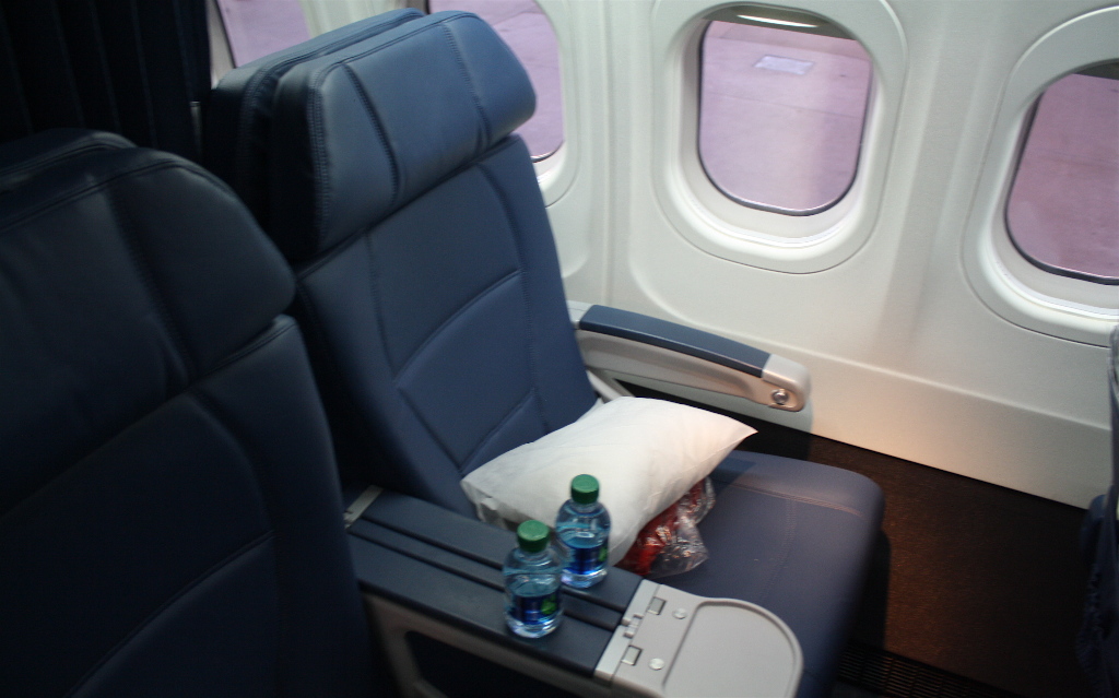 Delta Air Lines Boeing 717-200 First Class Seats Photos