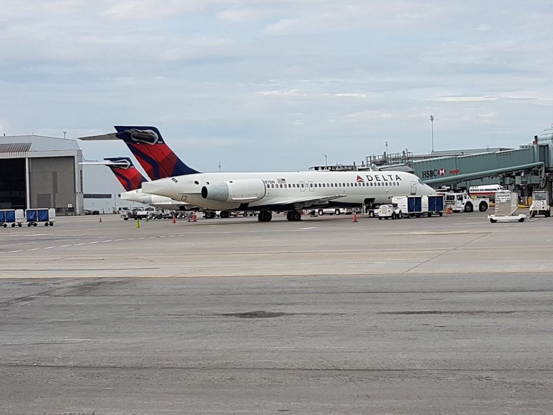 Delta Air Lines Boeing 717-200 Parking and Passenger Boarding at YYZ Toronto Pearson International Airport
