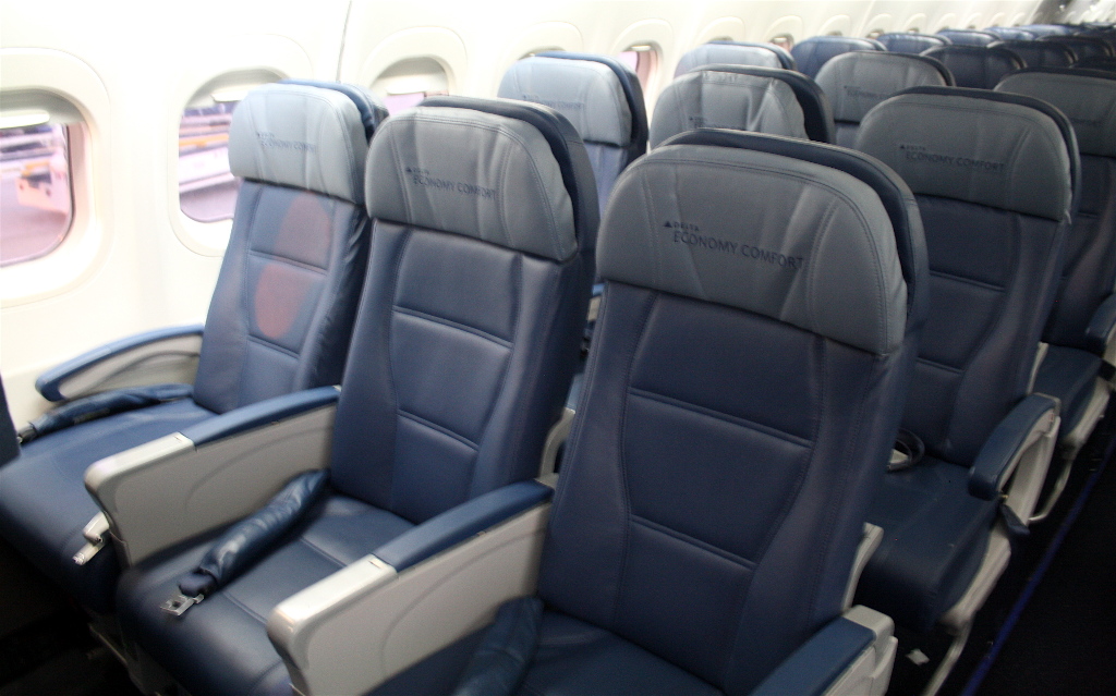 Delta Air Lines Boeing 717-200 Premium Economy (Comfort+) standard seats photos