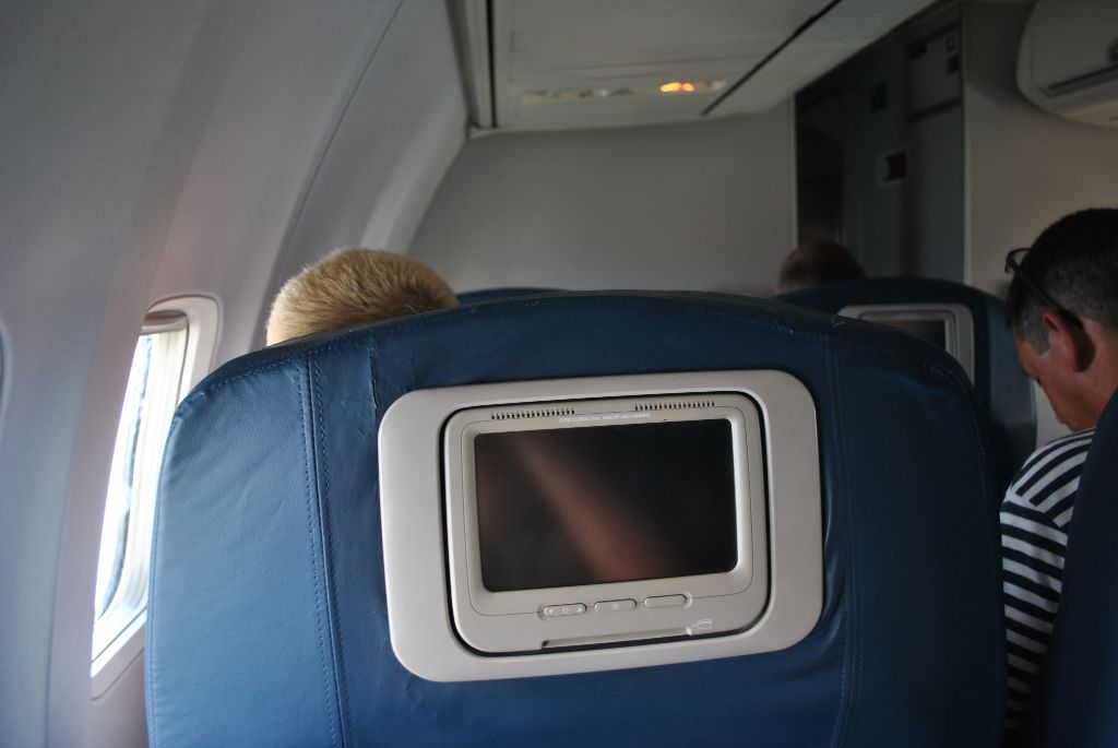 Delta Air Lines Boeing 737-700 First Class Cabin Photos