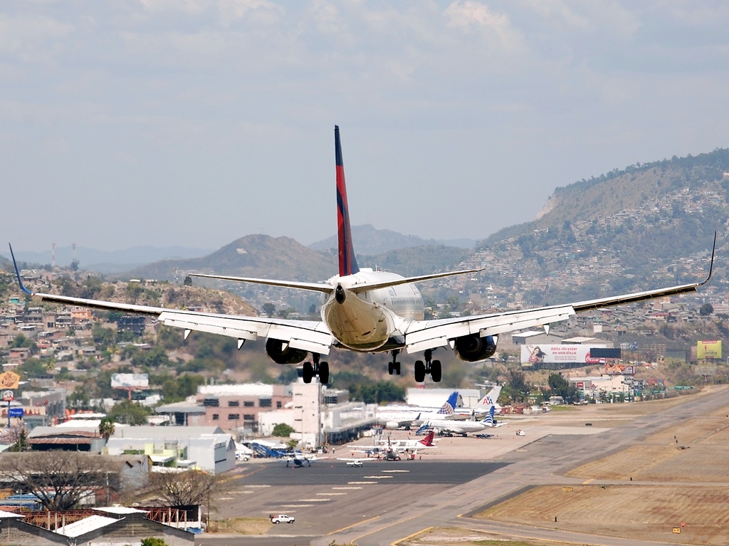 Delta Air Lines Boeing 737-700 N303DQ landing at Toncontín International Airport Honduras