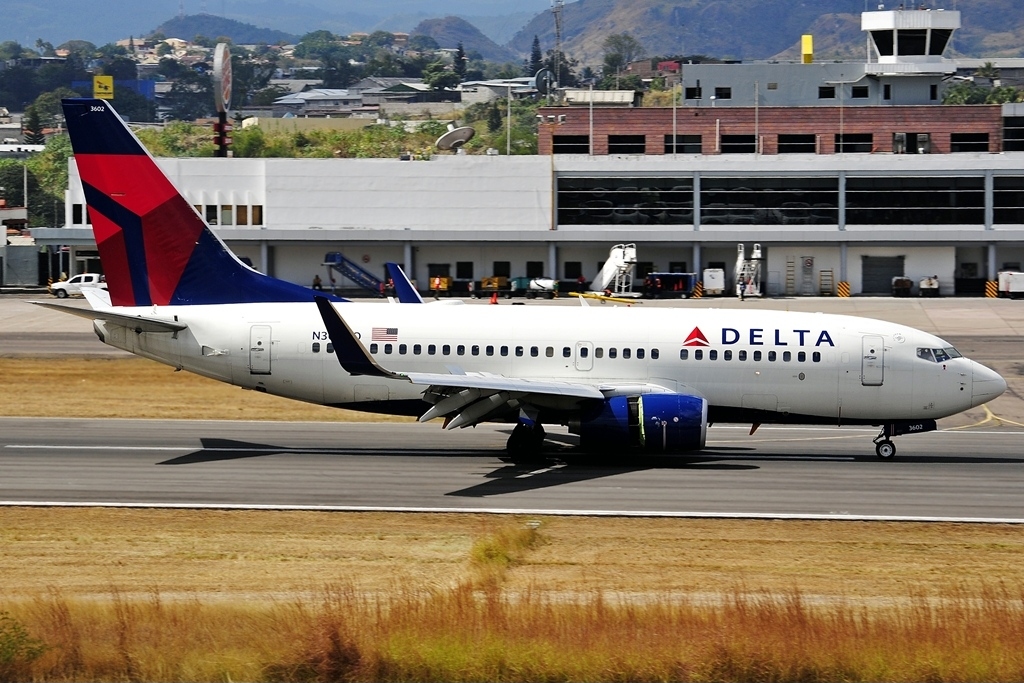 Delta Air Lines Boeing 737-732 N302DQ cn:serial number- 29648:2683 Reverse Thrust Engine landing at Tegucigalpa Toncontin Int'l - MHTG, Honduras