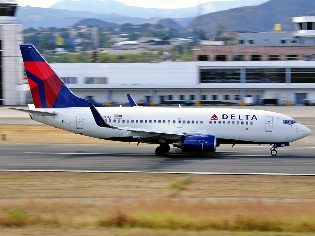Delta Air Lines Boeing 737-732 N302DQ cn:serial number- 29648:2683 gain speed to take off at Tegucigalpa Toncontin Int'l - MHTG, Honduras