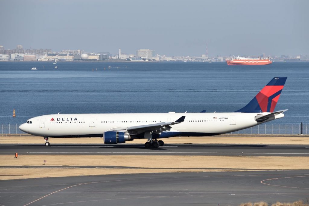 Delta Air Lines [DL:DAL] Airbus A330-302 (A330-300) N823NW Los Angeles (LAX) → Tokyo (HND) Flight No.DL7 Reverse thrust brake in operation on runway C