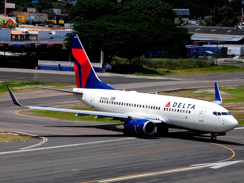 Delta Air Lines Fleet Boeing 737-732 N306DQ taxiing runway at Tegucigalpa Toncontin Int'l - MHTG, Honduras