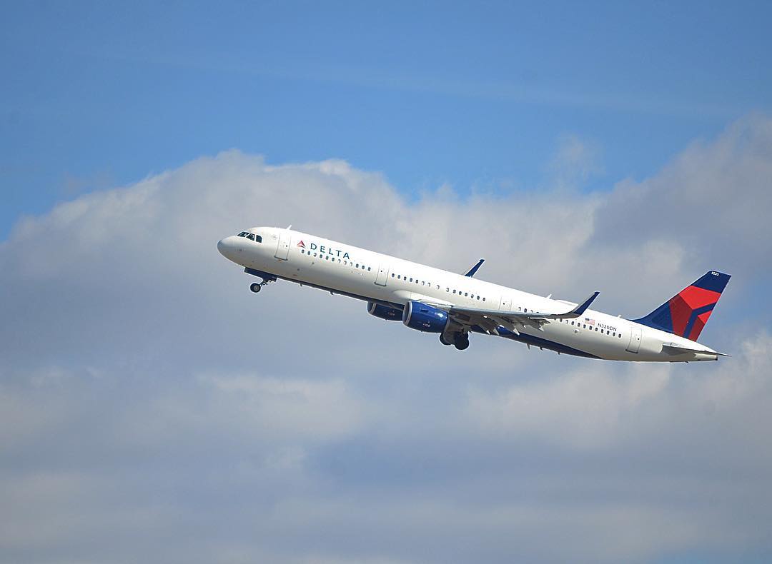 Delta Airlines Airbus A321-211(SL) N320DN departing DCA for Atlanta