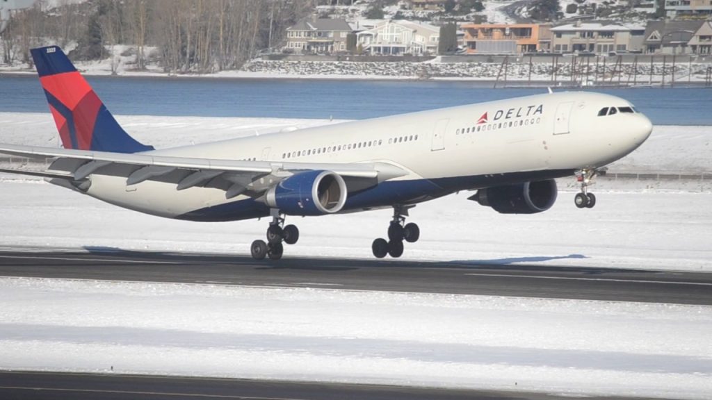Delta Airlines Airbus A330-300 [N823NW] Landing on Snowy Run away At PDX
