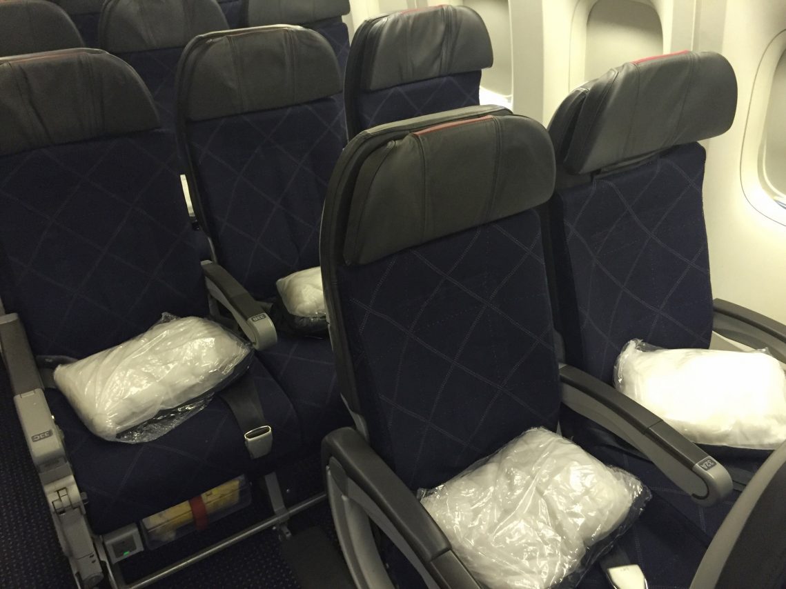 Economy Cabin American Airlines Boeing 777-300ER Bulkhead ...