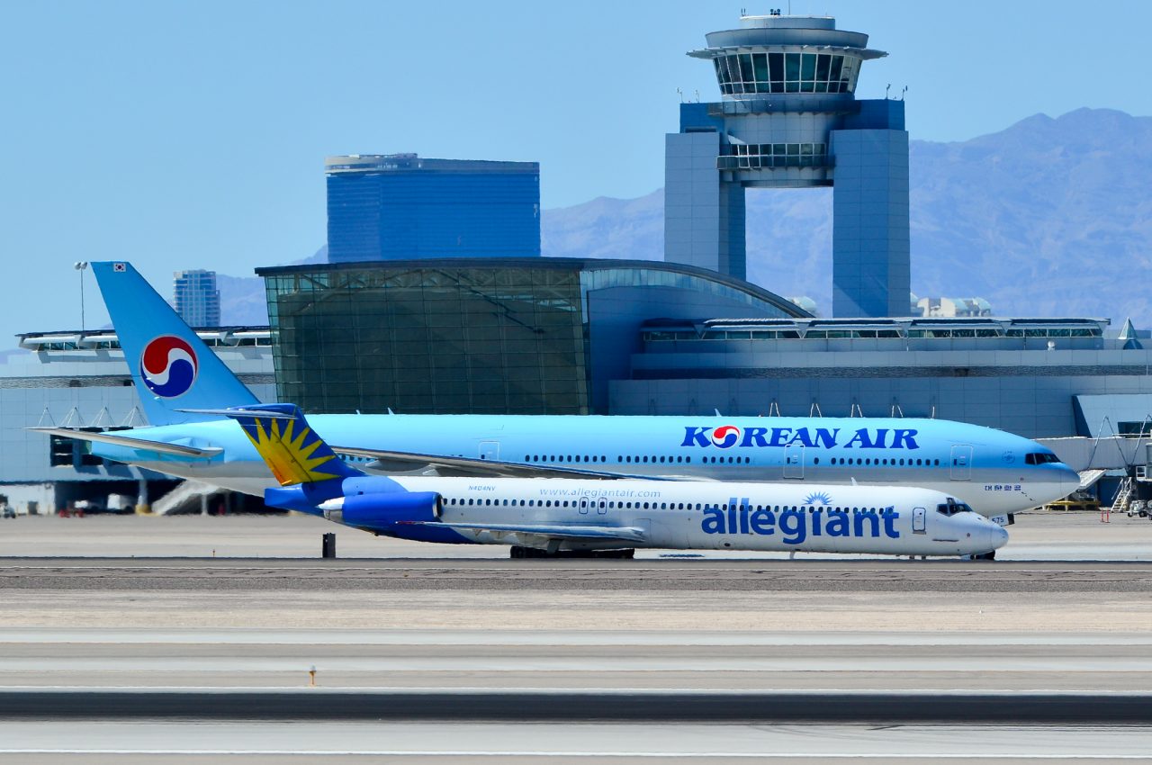 N404NV Allegiant Air 1989 McDonnell Douglas MD-88 - cn 49765 side by side with Korean Air