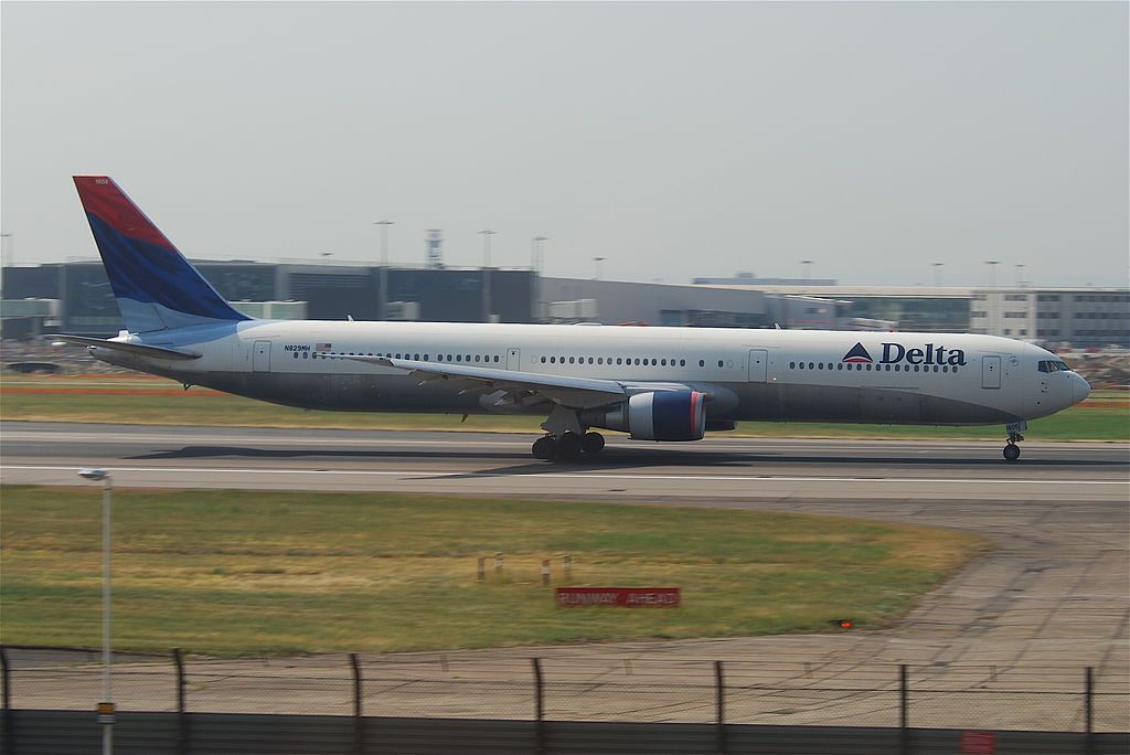 Boeing 767-432ER cn:serial number- 29700:801 Delta Air Lines Fleet N829MH @LHR Heathrow Airport (IATA- LHR, ICAO- EGLL)
