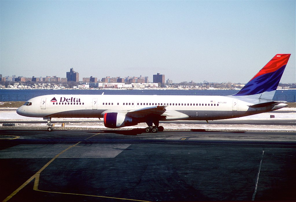 Delta Air Lines Boeing 757-212, N752AT @LGA LaGuardia Airport
