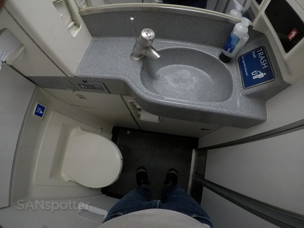 Delta-Air-Lines-Boeing-757-300-Economy-Class-mid-cabin-lavatory-photos-@SANspotter.jpg