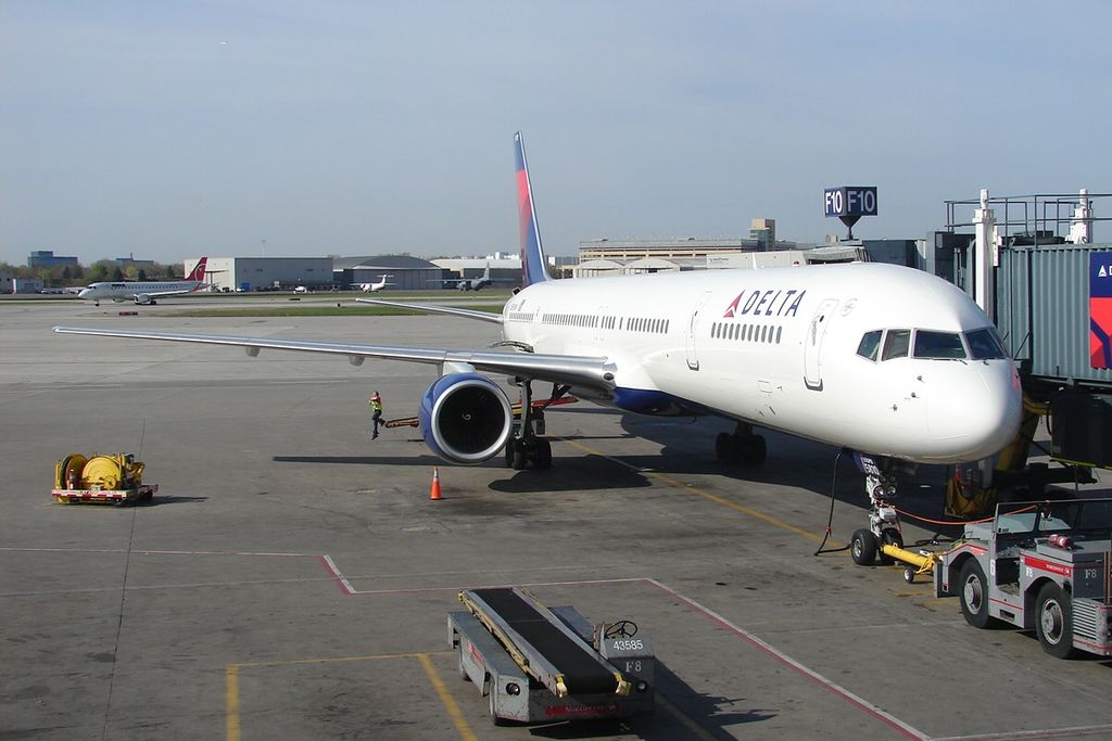 Delta Air Lines Boeing 757-300 N590NW at gate passenger boarding photos