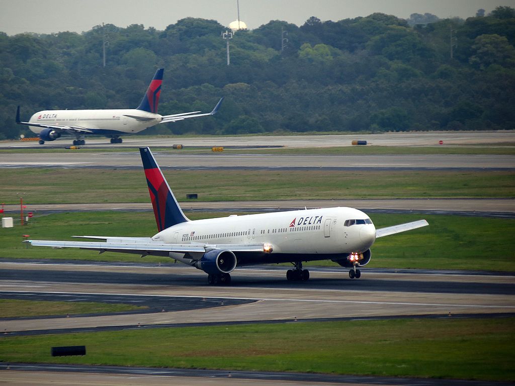 Delta Air Lines Boeing 767-300 N125DL Take Off Photos Hartsfield-Jackson Atlanta International Airport