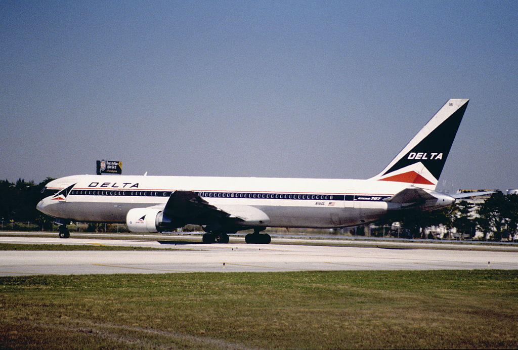 Delta Air Lines Boeing 767-332 Old Livery Aircraft N116DL @FLL 30.01.1998 Fort Lauderdale–Hollywood International Airport