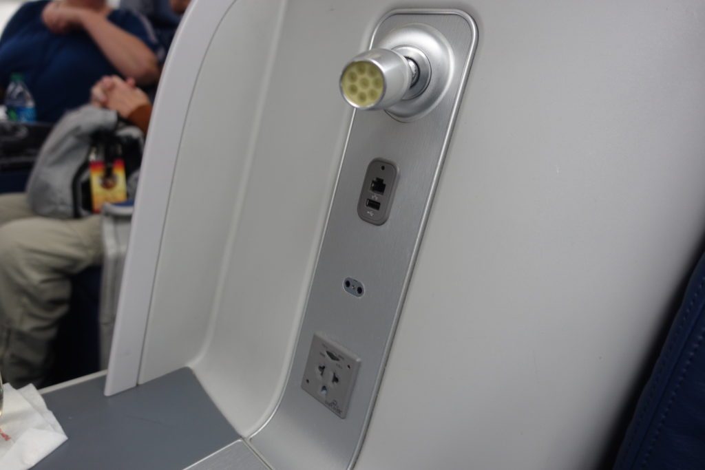 Delta Air Lines Boeing 767-400ER Business Class (DELTA ONE) cabin reading light and power ports Photos